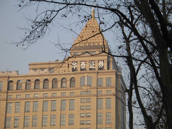 东风汽车董事长杨青与兵器工业集团董事长周治平座谈交流