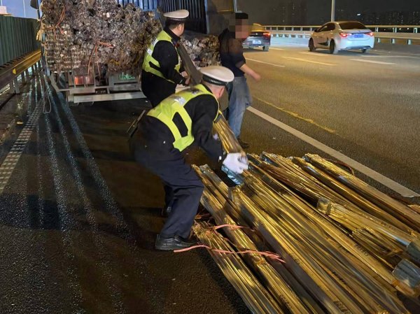 超长钢管变“拦路虎” ，武汉汉阳交警快速排险保畅通