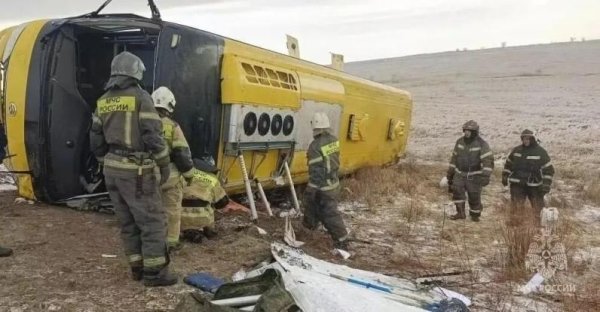 俄罗斯发生大巴车翻车事故，造成中国游客1死10伤