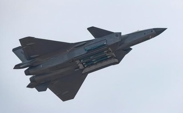 中国空军有多强？美媒：战斗机数量超美国，大于俄英法日印总和