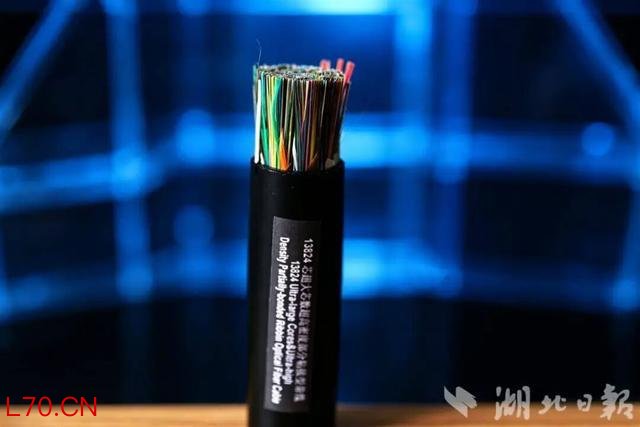 烽火通信研制的国内首个万芯级光缆（受访者供图）