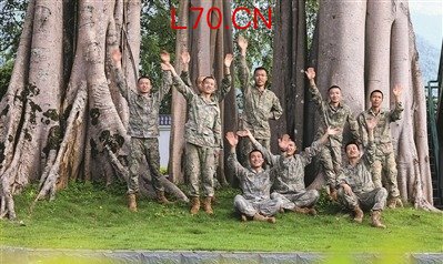 官兵在树下休息济南炒股配资。魏小龙 摄