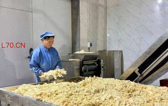 农家锅巴商家自曝虚假宣传多种手段 鞋垫味儿真相大白