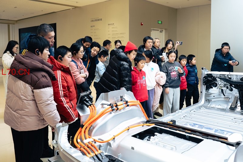 游客在小米汽车工厂展厅参观。受访者供图