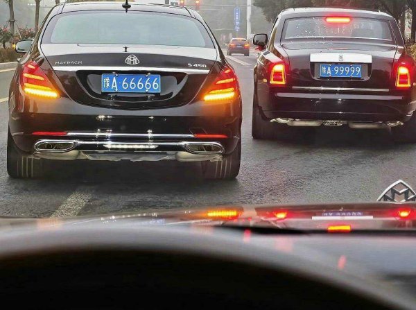 河南某大佬现身街头，800多万劳斯莱斯配99999，迈巴赫车主也羡慕